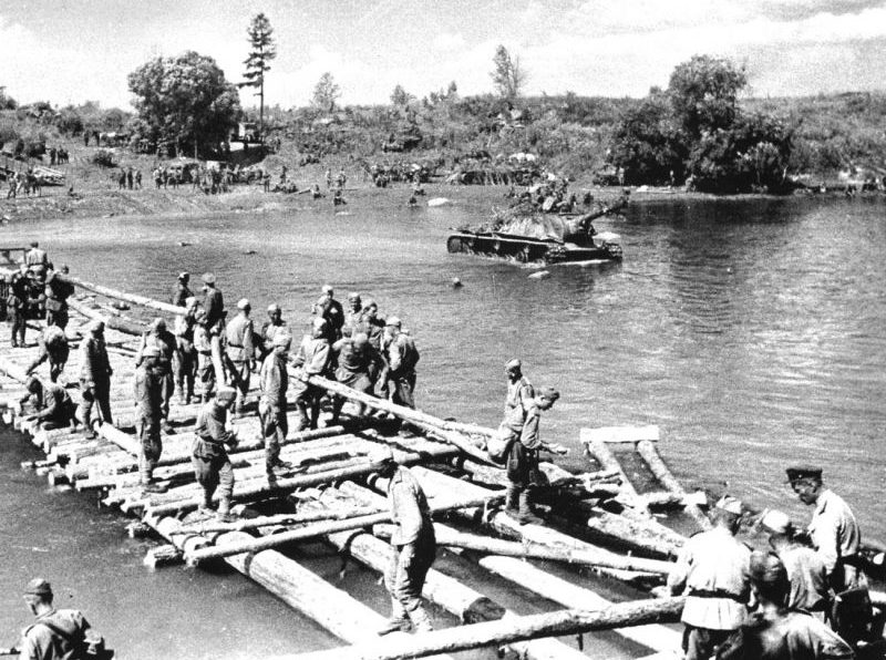 Саперы возводят деревянный мост через реку. Латвия, 1944 г. 