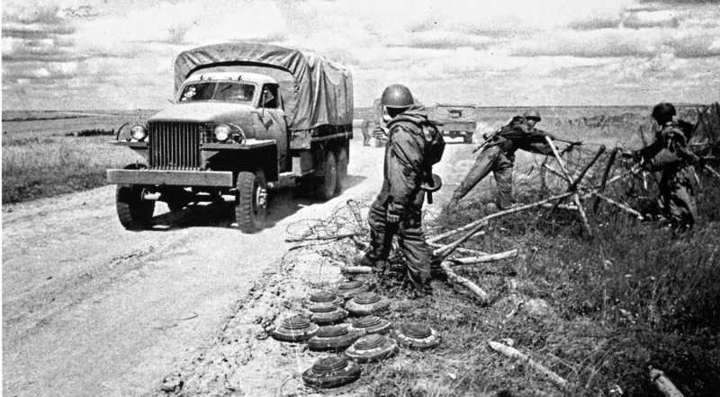Сапер у снятых немецких противотанковых мин. 1944 г. 