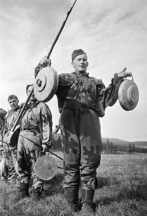Саперы с немецкими противотанковыми минами. 1944 г.