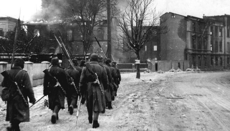 Саперы на улице горящего немецкого города Инстербург в Восточной Пруссии. Январь 1945 г