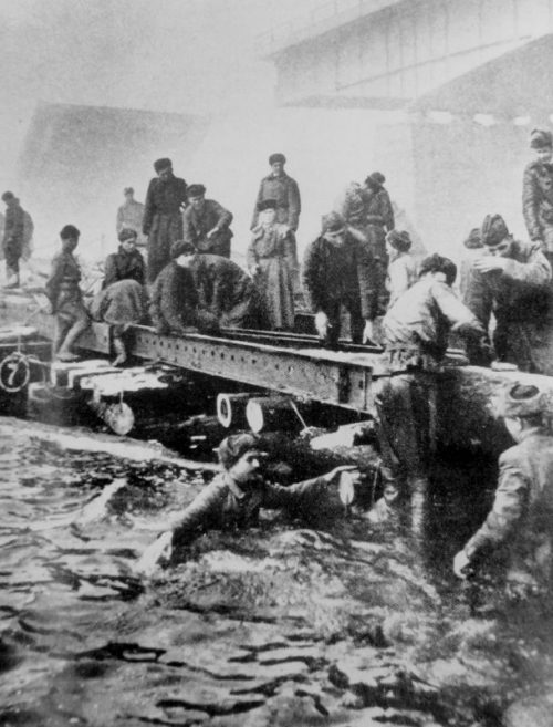 Саперы наводят понтонную переправу через реку Одер. Апрель 1945 г.
