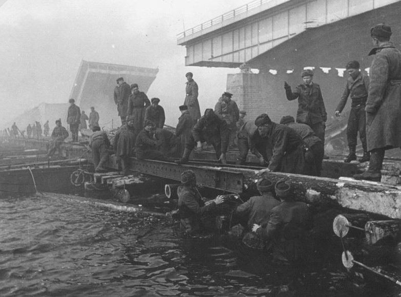 Саперы наводят понтонную переправу через реку Одер. Апрель 1945 г. 