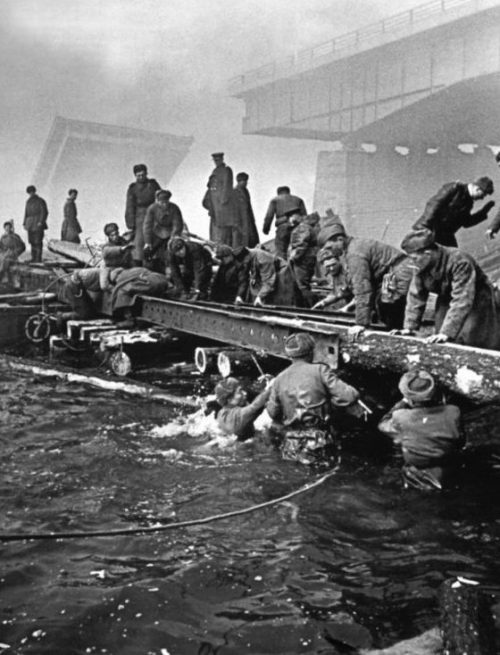 Саперы наводят понтонную переправу через реку Одер. Апрель 1945 г.