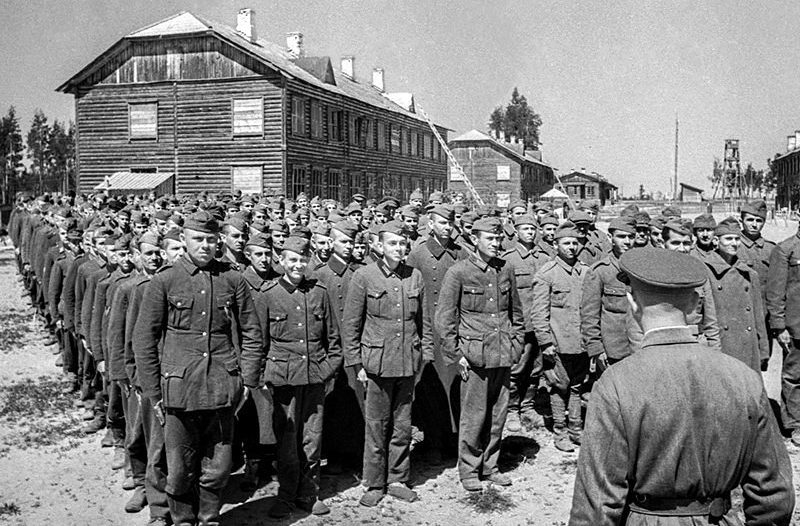 Немецкие и румынские военнопленные в лагере УПВИ НКВД.
