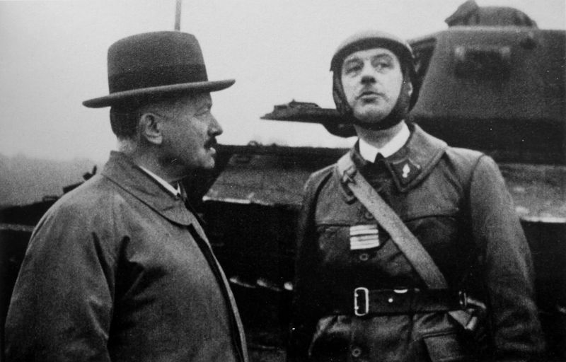 Президент Франции Альбер Лебрен и командующий танковыми частями французской 5-й армии полковник Шарль де Голль у танка Somua S35. Октябрь 1939 г. 