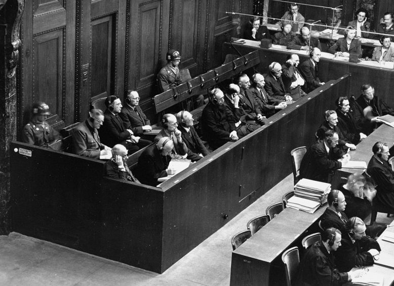 Обвиняемые на скамье подсудимых во время процесса над нацистскими судьями.