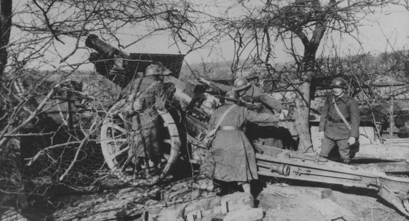 Артиллеристы у 155-мм гаубицы на Западном фронте. Ноябрь 1939 г.