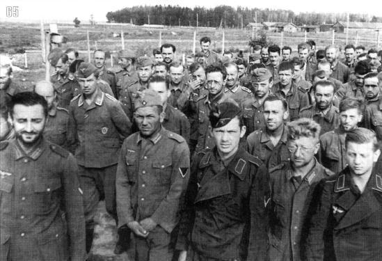 Немецкие военнопленные в одном из пунктов приема военнопленных. 