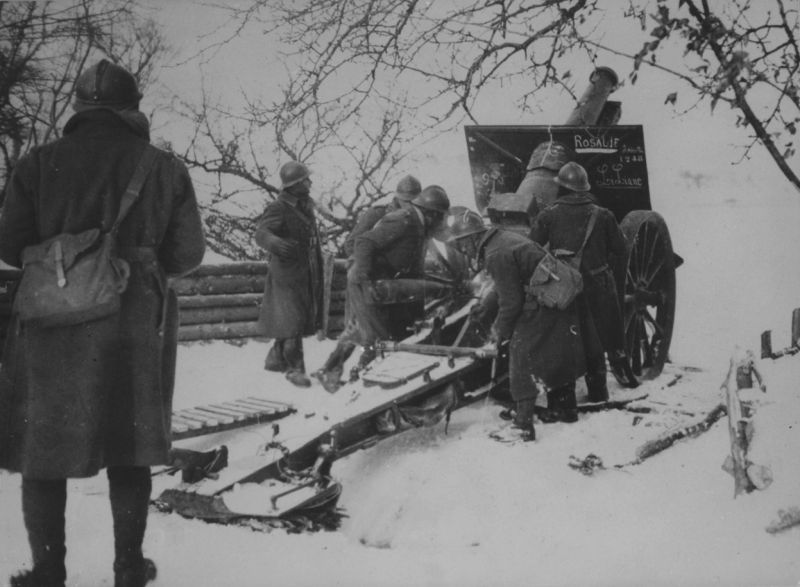 Артиллеристы у 155-мм гаубицы на Западном фронте. Ноябрь 1939 г.