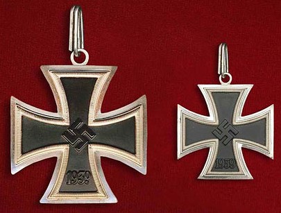 Большой крест Железного креста образца 1939 г. в сравнении с Рыцарским крестом железного креста.