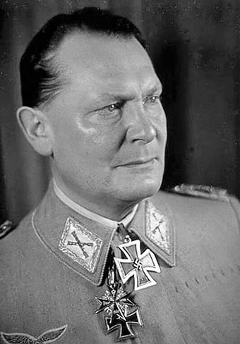 Герман Геринг с Большим крестом. 