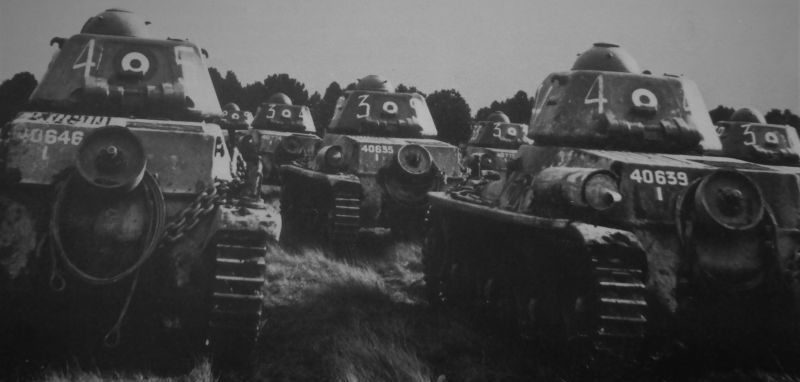 Французские легкие танки Hotchkiss H39 на учениях. 1939 г.