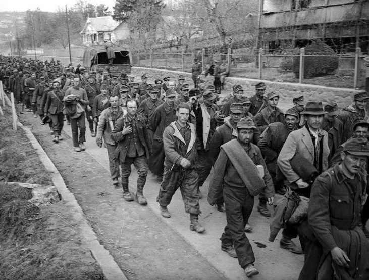 Колонна венгерских солдат в районе озера Балатон. 1945 г.