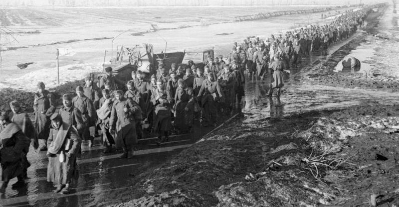 Колонны плененных венгерских солдат. 1945 г.