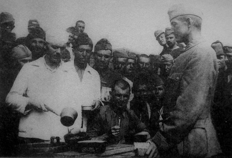 Выдача питания венгерским военнопленным в лагере №84 в Асбесте. 1945 г.