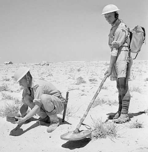 Солдаты королевских инженеров в Северной Африке с миноискателем. 1942 г.