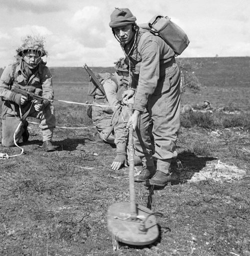 Тренировка пехотинцев британской армии с миноискателем в Дорсете. 1943 г.