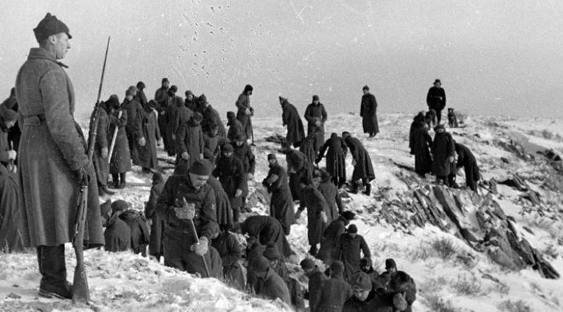 Пленные немецкие солдаты за работой в каменоломне. 1941 г.