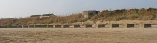ДОТы с противотанковыми кубами на пляже.