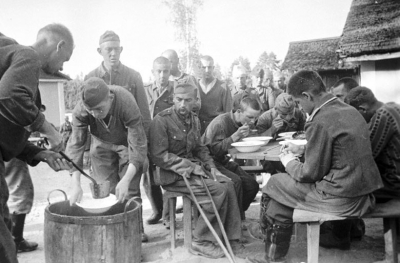 Раздача пищи пленным немцам в лагере военнопленных. 1942 г.