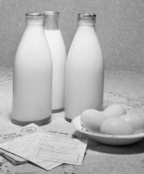 Три пинты молока и четыре яйца – дополнительный паек беременной женщины. Бристоль , 1942 г.