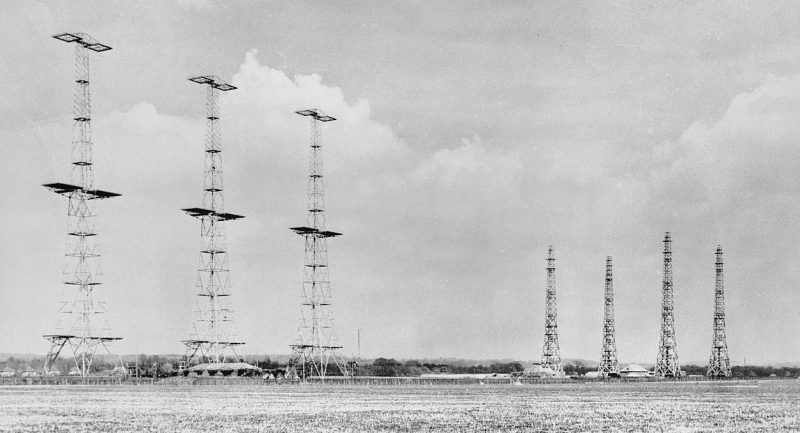 РЛС AMES Type 1 CH. Восточное побережье в Полинге, Суссекс. Слева находятся три линейные 360-футовые стальные башни передатчиков, между которыми были подвешены антенны передатчиков. Справа четыре 240-футовые деревянные приемные башни, расположенные в ромбической форме.