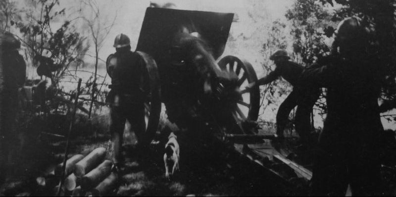Артиллеристы ведут огонь из 155-мм гаубицы в районе Седана. Май 1940 г. 