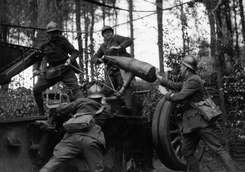 Артиллеристы у 220-мм пушки готовятся открыть огонь по укреплениям «Западного вала». Май 1940 г.