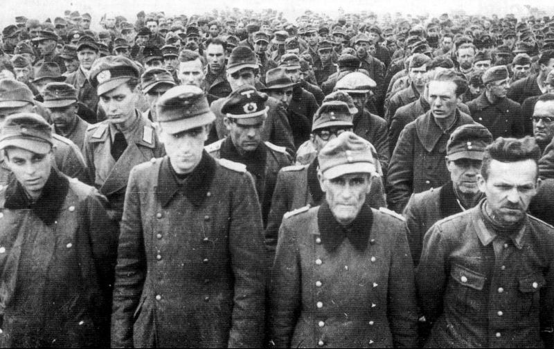 Немецкие военнопленные на сборном пункте. 1944 г.