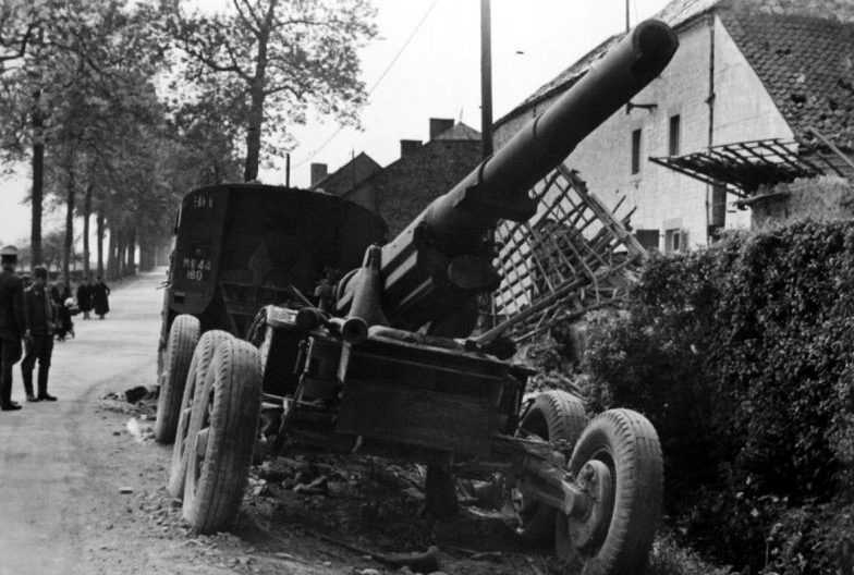 Брошенный французский тяжелый артиллерийский тягач «Лаффли» с 155-мм гаубицей. 1940 г. 