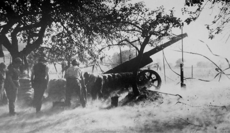 Расчет 155-мм пушки ведет огонь в районе города Кольмар. Май 1940 г. 
