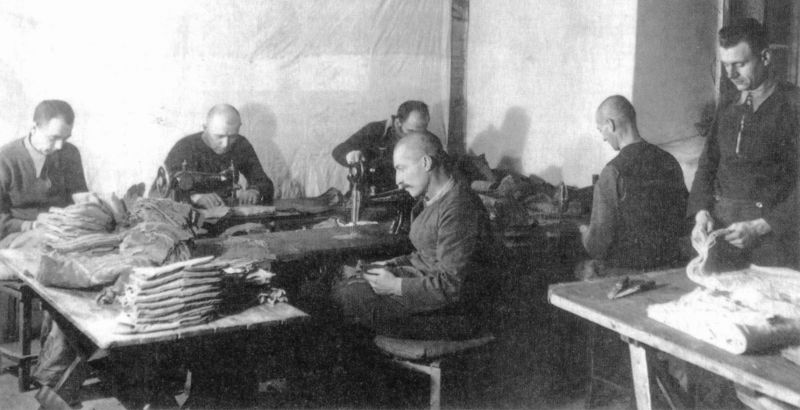 Немецкие пленные за работой на швейном производстве лагеря военнопленных №466 в Московской области. 1945 г.