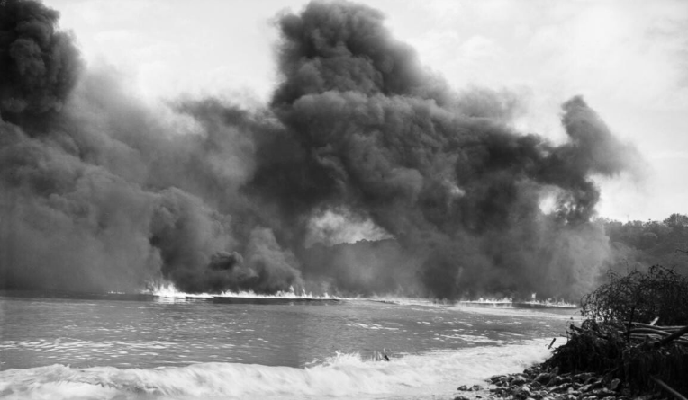 Нефтяная защита - демонстрация искусственного пожара в бухте, планируемого устроить в случае вторжения немцев.