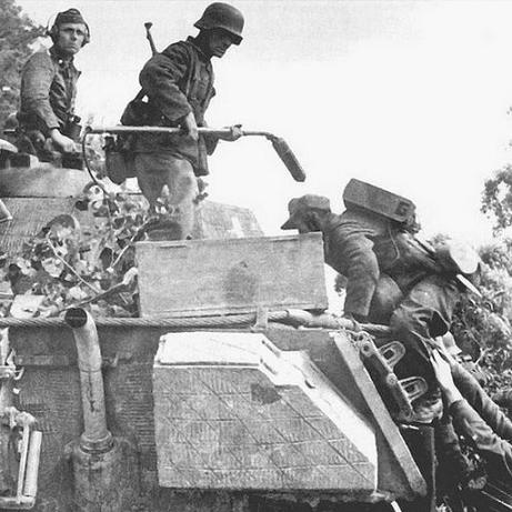 Саперы с миноискателем «Wien 41» на танке «Пантера G». 