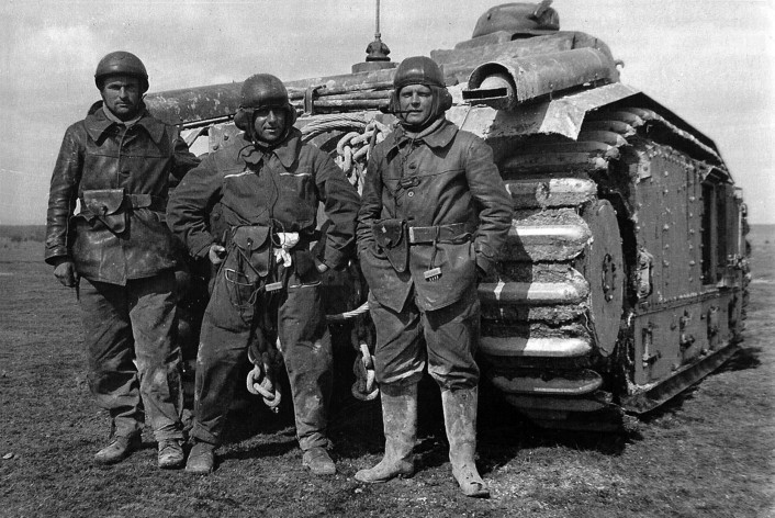 Французский тяжелый танк B-1 и его экипаж. Март 1940 г. 