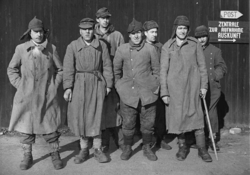 Немецкие военнопленные, возвратившиеся из СССР и прибывших в лагерь Мюнстера в британской оккупационной зоне. 1947 г.