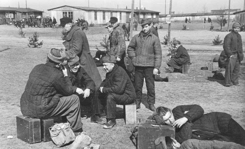 Группа недавно освобожденных немецких военнопленных ожидает отправки домой. 1949 г. 