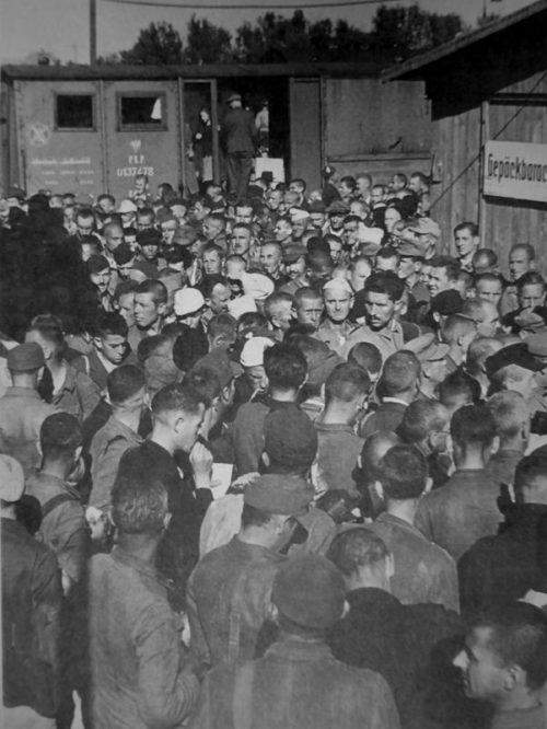 Вернувшиеся из советского плена на вокзале в Хофе. 1949 г.