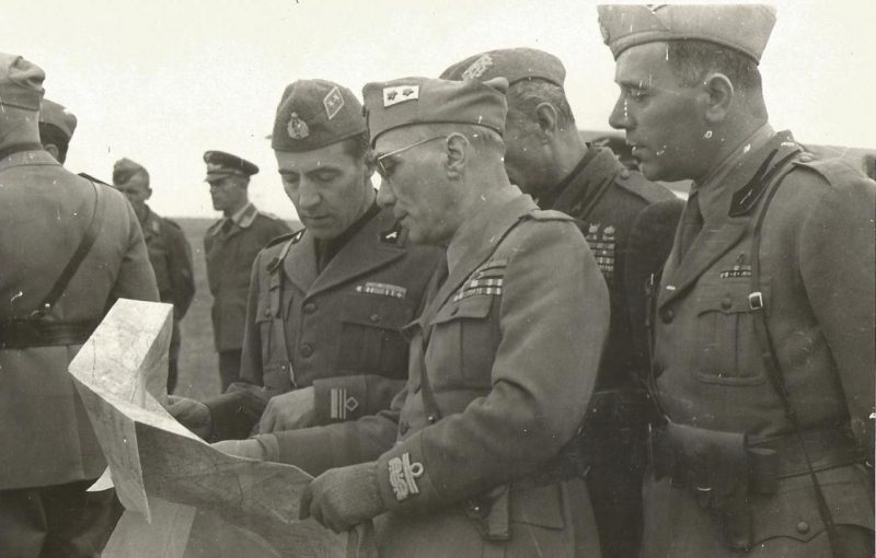 Итальянские офицеры во главе с генералом Бруно Малагути за картой. 1942 г.