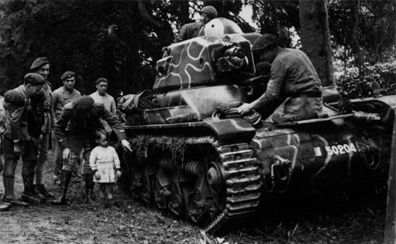Французские танкисты показывают детям свой танк Renault R35. Апрель 1940 г. 