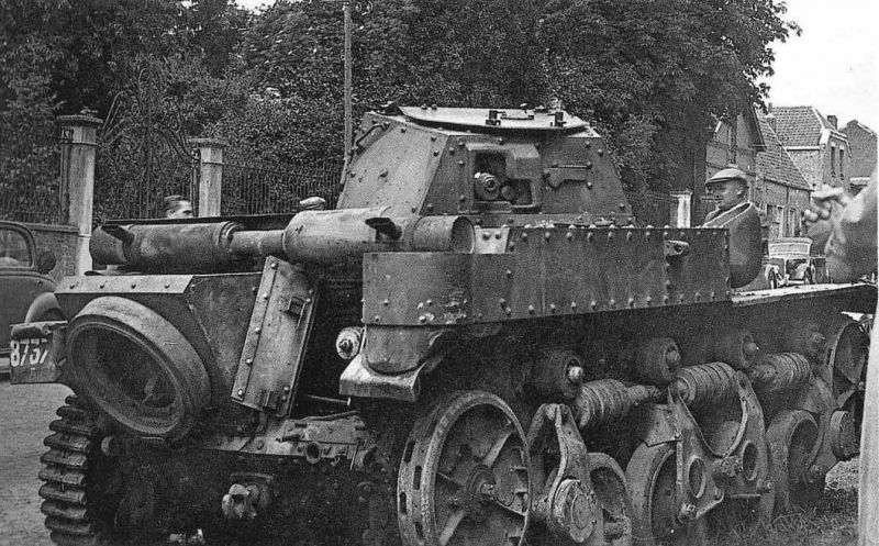 Лёгкий танк AMR 35 ZT 1 (№ 8737), подбитый в Ландреси. 17 мая 1940 г. 