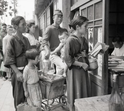 Очередь за бобами в Токио. 1945 г. 