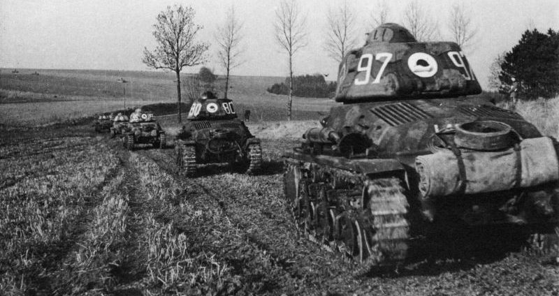 Колонна танков Hotchkiss H35 в районе франко-бельгийской границы. Май 1940 г. 
