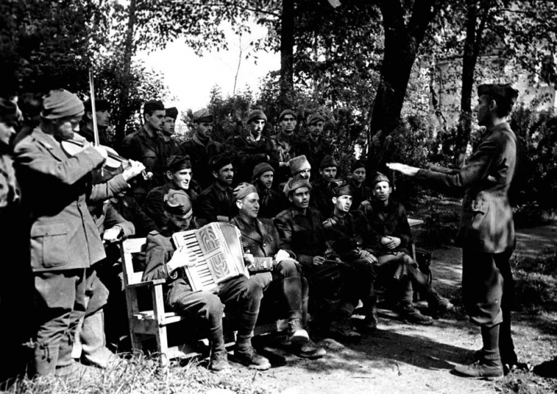 Итальянские солдаты и офицеры – военнопленные лагеря № 160 на репетиции хора. Суздаль, 1943 г.