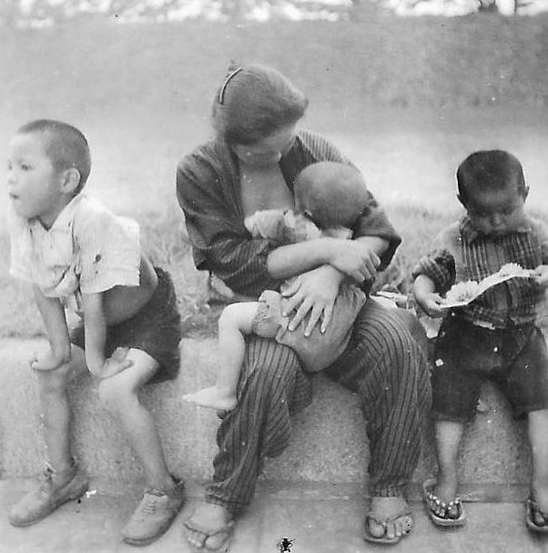 Голодающие дети. Сентябрь 1945 г. 