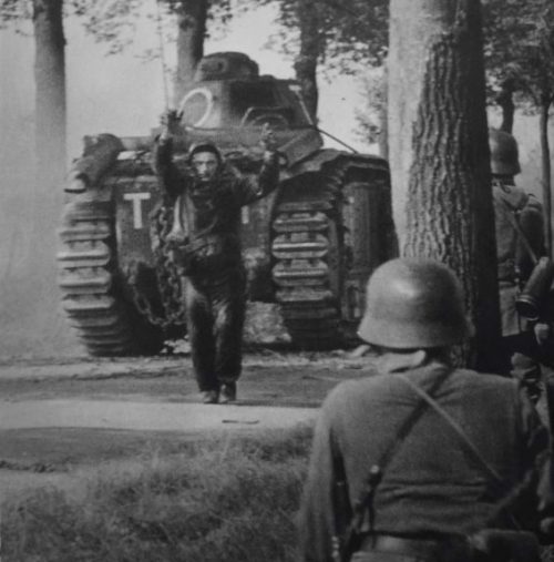Сдающийся в плен французский танкист у подбитого танка Char B1-bis «Yser». Май 1940 г.