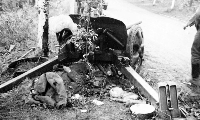 Погибший французский артиллерист у 47-мм противотанкового орудия. Май 1940 г. 