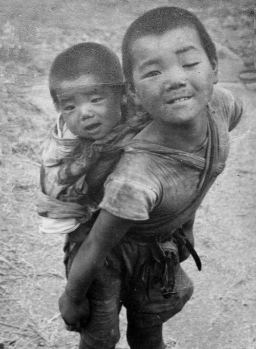 Голодающие дети. Сентябрь 1945 г.