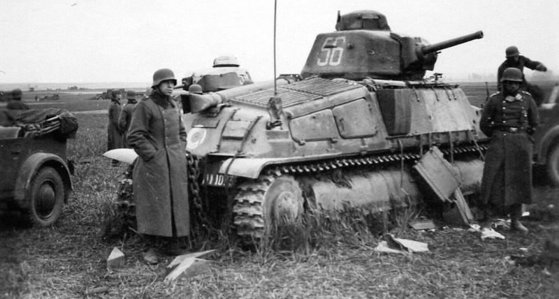 Немецкие солдаты осматривают подбитый средний танк Somua. Май 1940 г. 