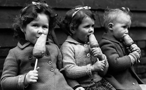 Канадские дети едят морковь на палочке, вместо дефицитного мороженного. 